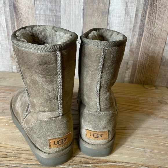 UGG Classic Short II - Picture 3 of 8